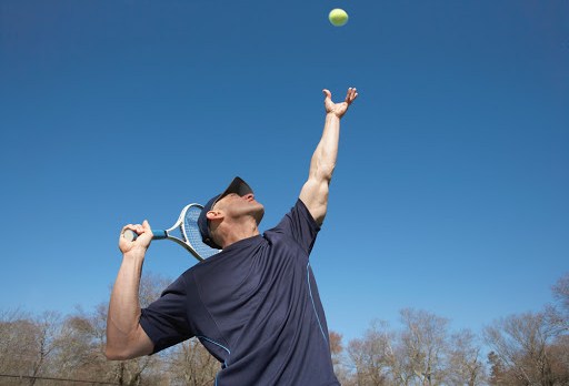 Fit man serving tennis ball serve outside &#8211; es