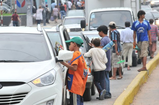 Child beggars at traffic lights in Paraguay &#8211; es
