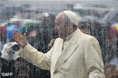 papa francesco sotto la pioggia &#8211; es