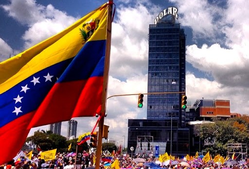 Venezuela’s Nicolás Maduro Expels US Diplomats, Brands Protest Leader as “The Face of Fascism” &#8211; es