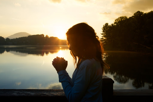 Woman In Prayer &#8211; es