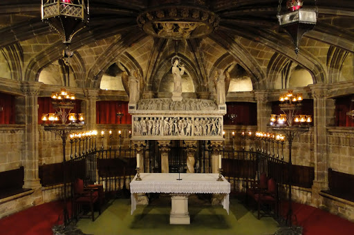 Crypt of Santa Eulalia in Cathedral of Santa Eulalia, Barcelona, Spain &#8211; es