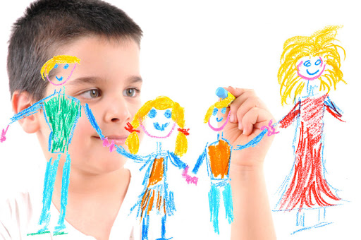 Niño dibuja a su familia