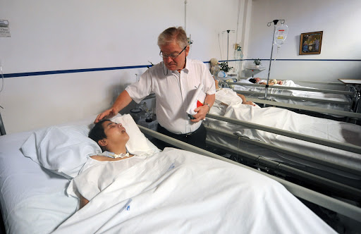 Italian priest Aldo Trento visits patients &#8211; es
