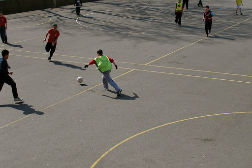 soccer in the schoolyard &#8211; es