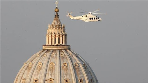 Benoit XVI quittant le Vatican en hélicoptère &#8211; es