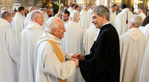 sacerdote y ministro
