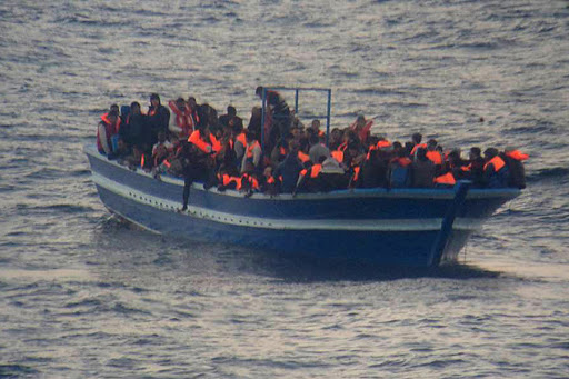 MEDITERRANEAN SEA &#8211; migrants standing on a boat &#8211; es