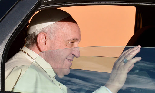 Pope Francis waves from his car &#8211; es