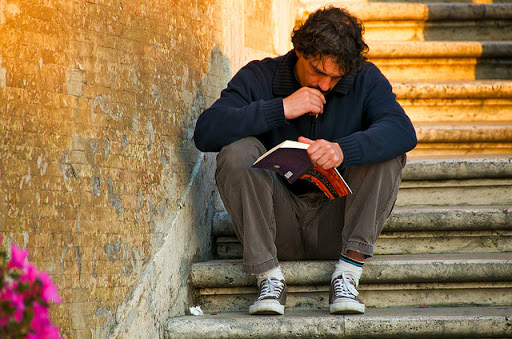 hombre leyendo en una escalera