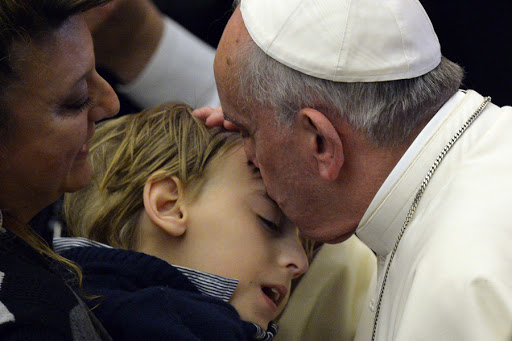 Pope Francis kisses a child during a meeting with blind and deaf people &#8211; es