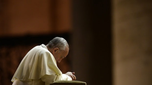 Pope Francis praying &#8211; es