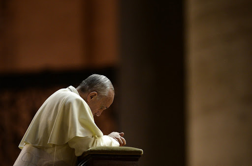 Pope Francis praying &#8211; es