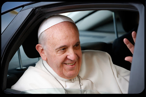 WEB Pope Francis waving from car 001 &#8211; es