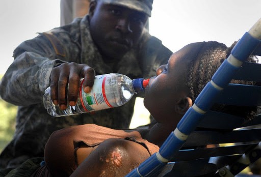 soldado y mujer haitiana