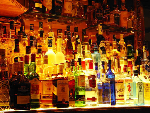 botellas en un bar