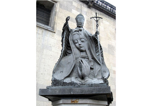 Juan Pablo II estatua con Guadalupe