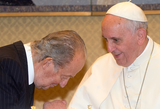 Spain&#8217;s King Juan Carlos kisses Pope Francis&#8217; hand &#8211; es