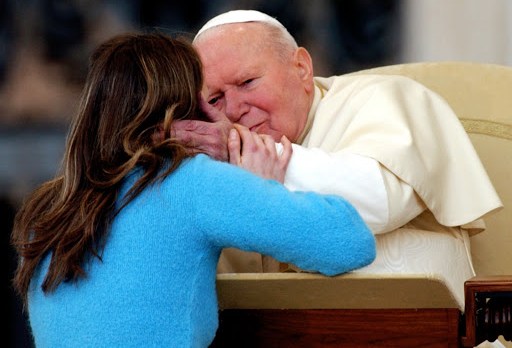Paula Olearnik of Poland embraces Pope John Paul II &#8211; es