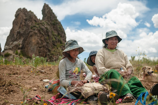 Familia cosechando papas, Bolivia
