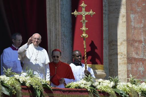 Pope Francis delivers the traditional &#8220;Urbi et Orbi&#8221; blessing for Rome and the world &#8211; es