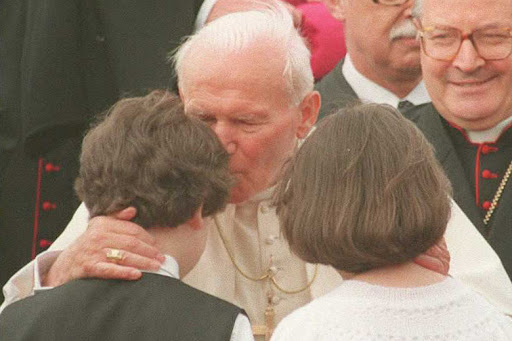 Pope John Paul II kisses two Czech children &#8211; es