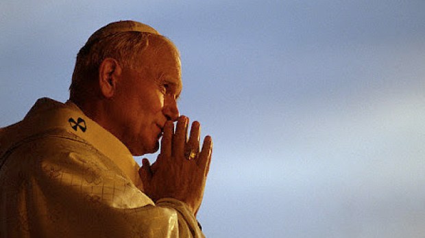 Juan Pablo II rezando