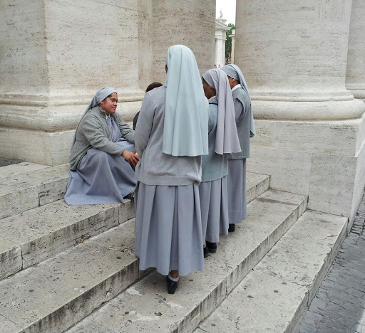 monjas esperan en san pedro