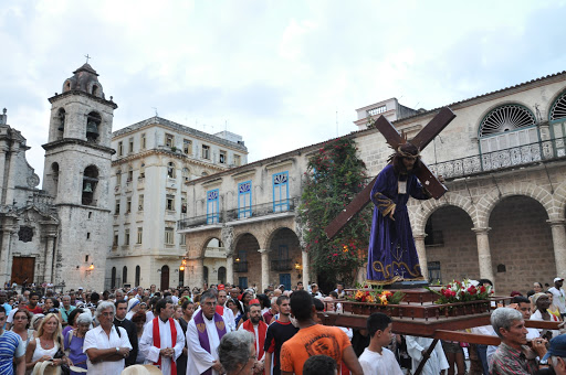 Cuban believers take part in a procession during Good Friday &#8211; es