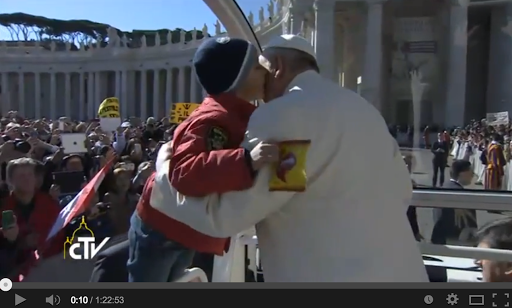 bambino regala pacchetto di patatine a papa francesco &#8211; es