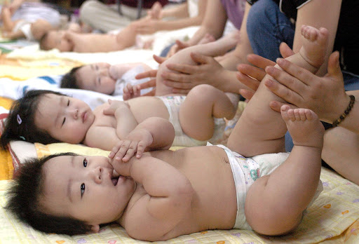 South Korean mothers practice massage to their babies &#8211; es