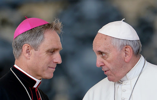 Pope Francis (R) speaks with German archbishop Georg Ganswein &#8211; es