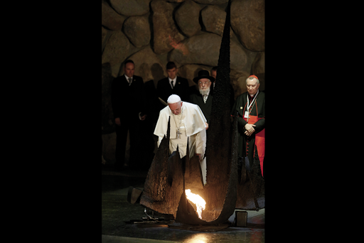JERUSALEM : Pope Francis rekindles the eternal flame at the Hall of Remembrance (Yad Vashem Holocaust Memorial) &#8211; es