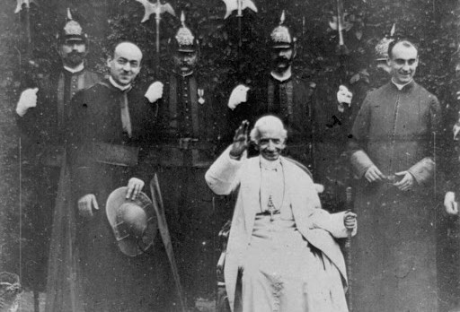 pope leo xiii sitting waving smiling &#8211; es