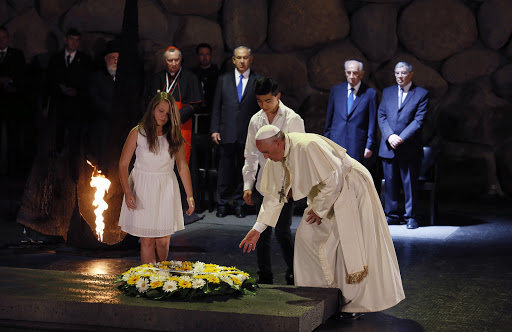 JERUSALEM : Pope Francis lays a wreath at the Hall of Remembrance (Yad Vashem Holocaust Memorial) &#8211; es