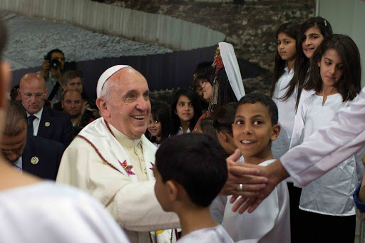 DEHEISHEH : Pope Francis is greeted by children from nearby Palestinian refugee camps &#8211; es
