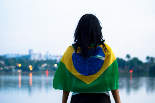 Chica con bandera de Brasil