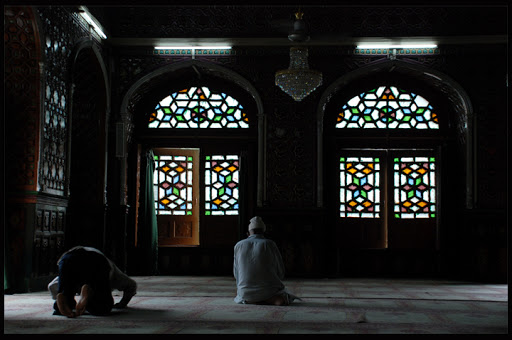 Muslims praying in a mosque &#8211; es