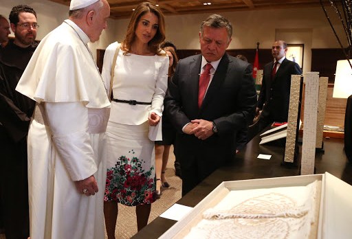 Pope Francis with Jordan&#8217;s King Abdullah II and Queen Rania &#8211; es