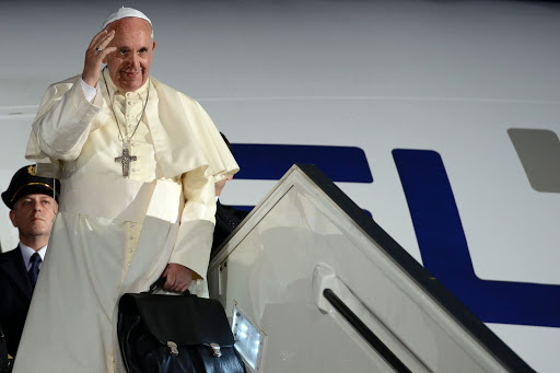TEL AVIV, ISRAEL &#8211; MAY 26: Pope Francis waves as he departs at Ben Gurion International Airport &#8211; es