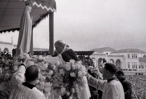 Pope Paul VI prays in Fatima &#8211; es