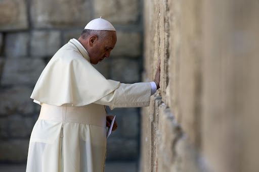 JERUSALEM : Pope Francis prays at the Western Wall &#8211; es
