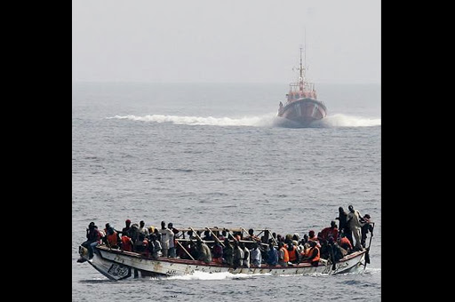 boat with immigrants &#8211; es