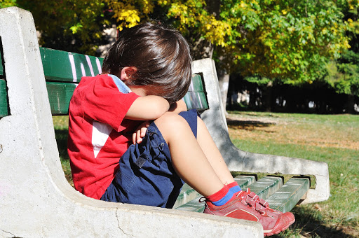 Sad child in the park &#8211; es
