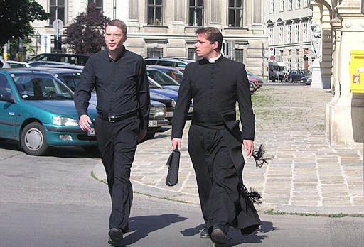sacerdotes caminando por la calle