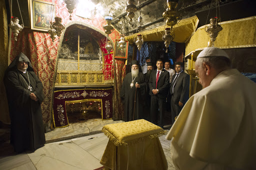 Pope Francis praying at the Grotto in the Church of the Nativity &#8211; es