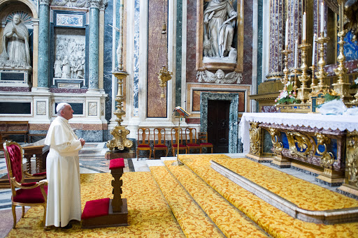 Pope Francis prays during a visit at Santa Maria Maggiore Basilica in Rome – es