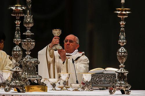 Le pape François célébrant la messe &#8211; es