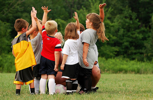 Grupos de niños en entrenamiento de fútbol