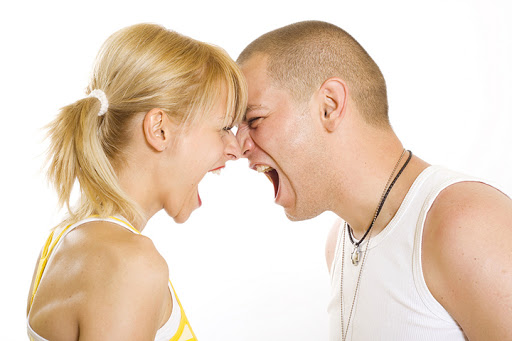 couple yelling at each other &#8211; es